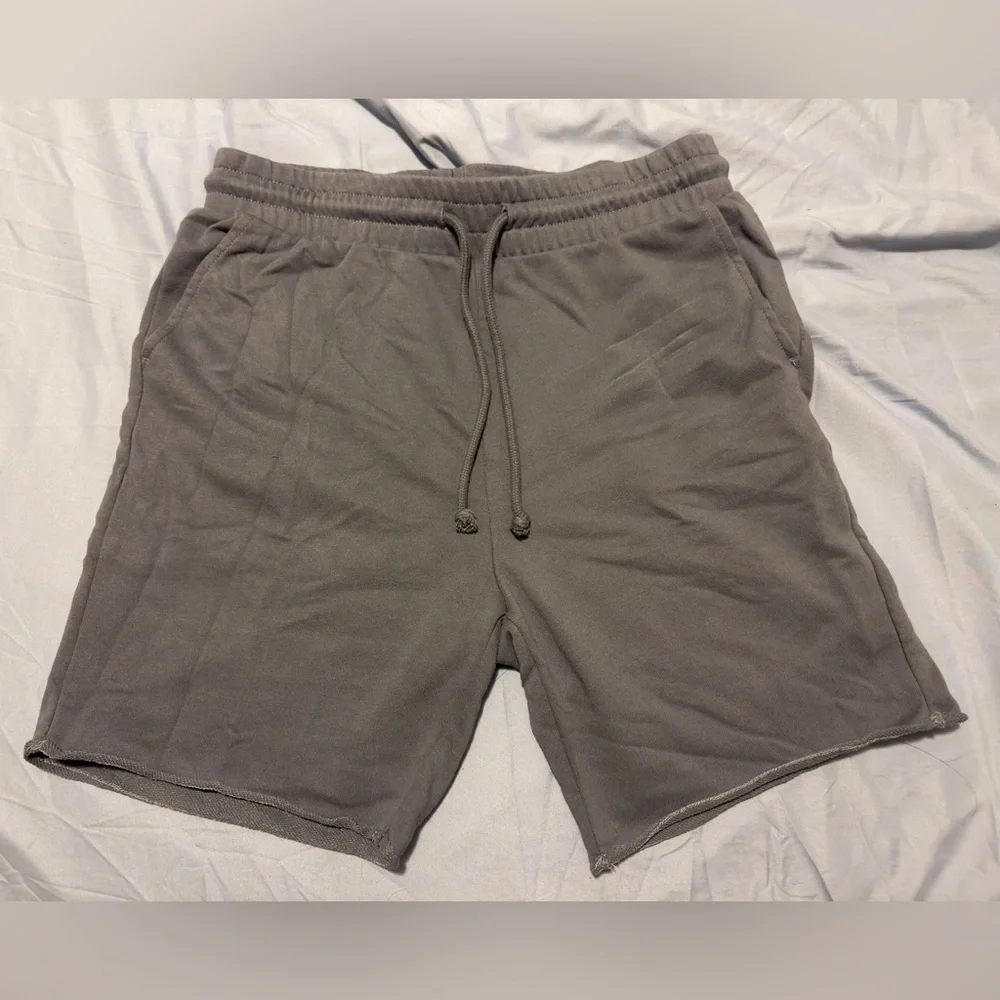 Mens H&M Regular-Fit Raw-Edge Hem French Terry Sweat Shorts - Dark Grey - Size M - Picture 8 of 11
